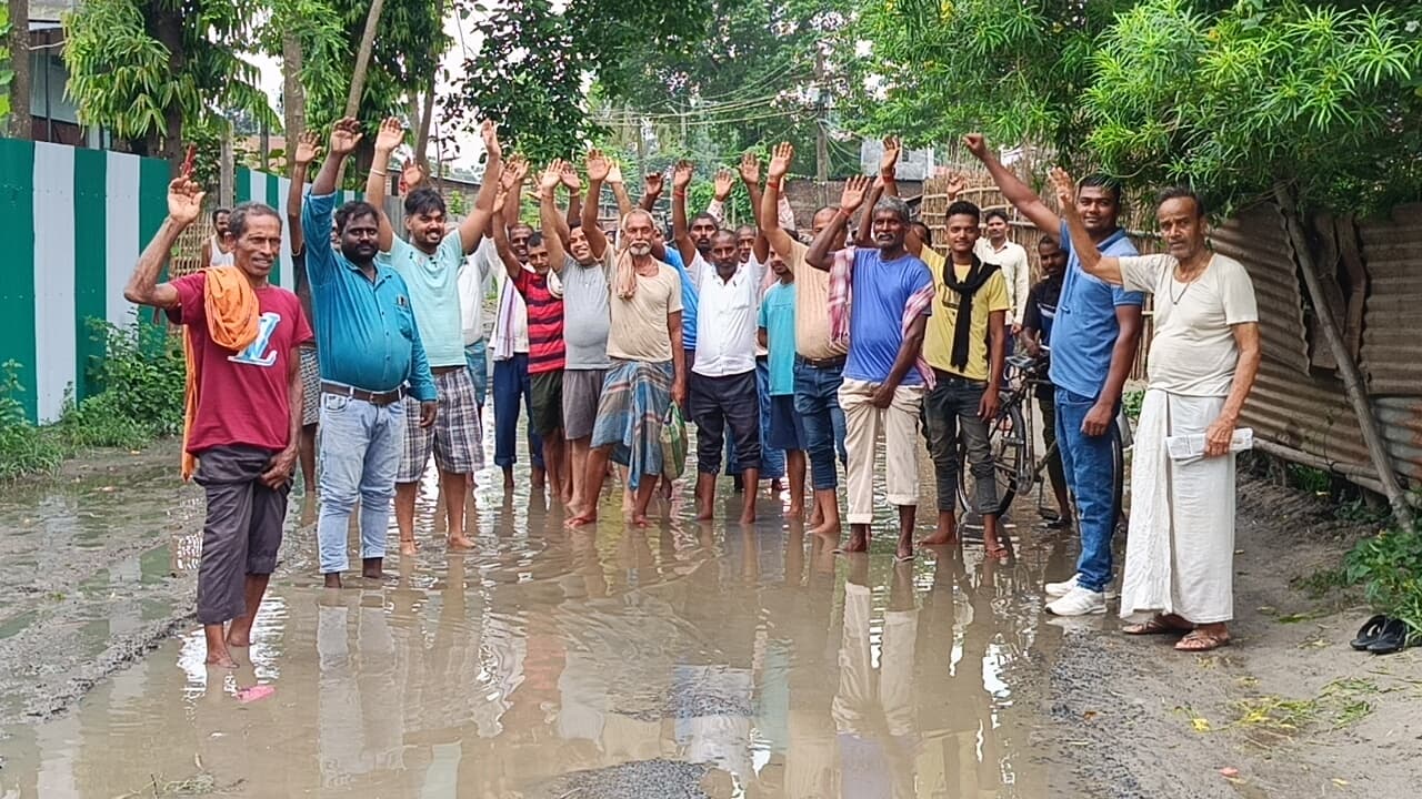 सड़क निर्माण की मांग को लेकर लोगों ने किया प्रदर्शन