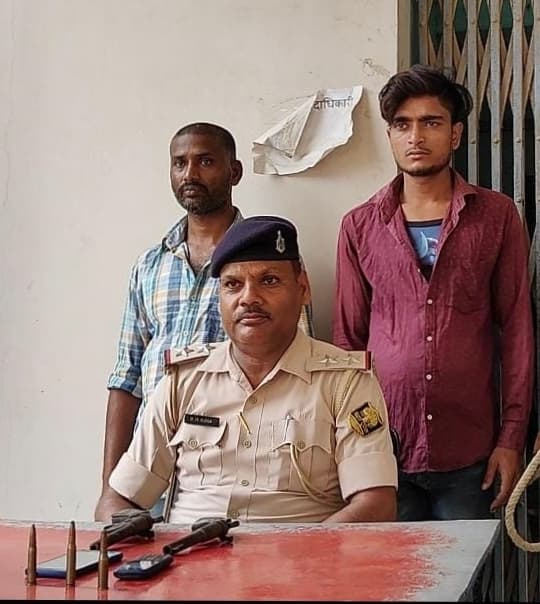 कट्टा व कारतूस के साथ डीलर पुत्र समेत दो युवक चढ़े पुलिस के हत्थे