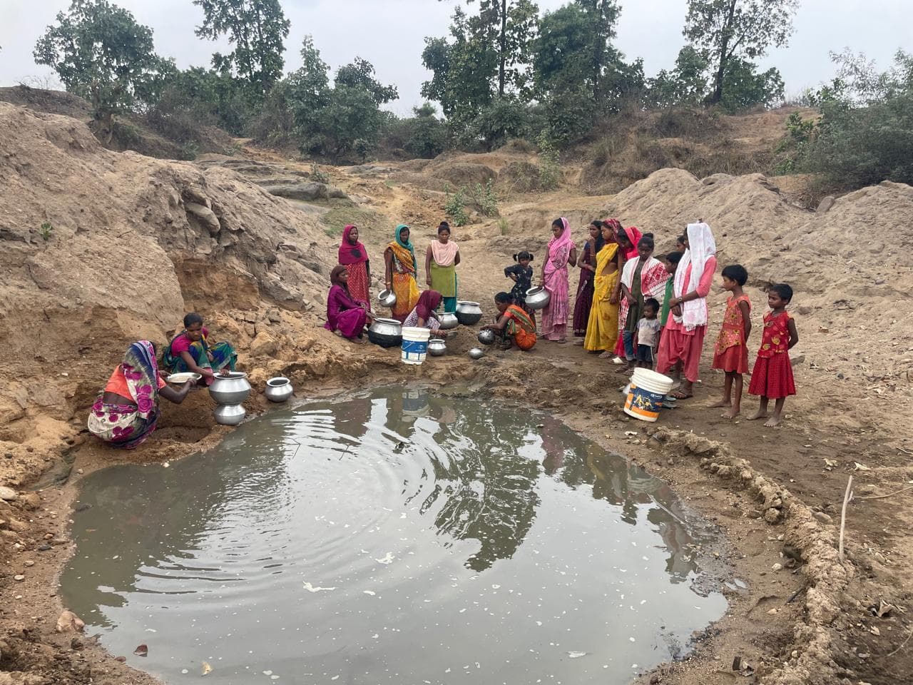 एक ही गड्ढे के पानी से प्यास बुझाते हैं इंसान और जानवर