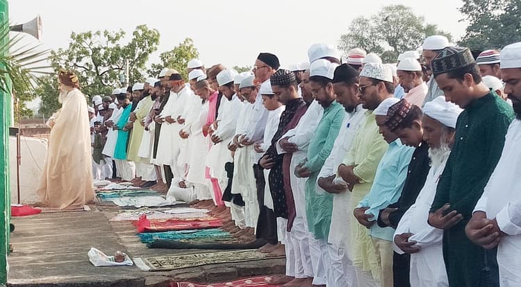 अकीदत के साथ पढ़ी गयी ईद उल अजहा की नमाज