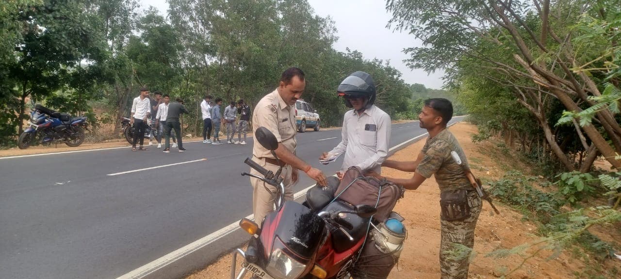 नारायणपुर पुलिस ने की वाहनों की जांच