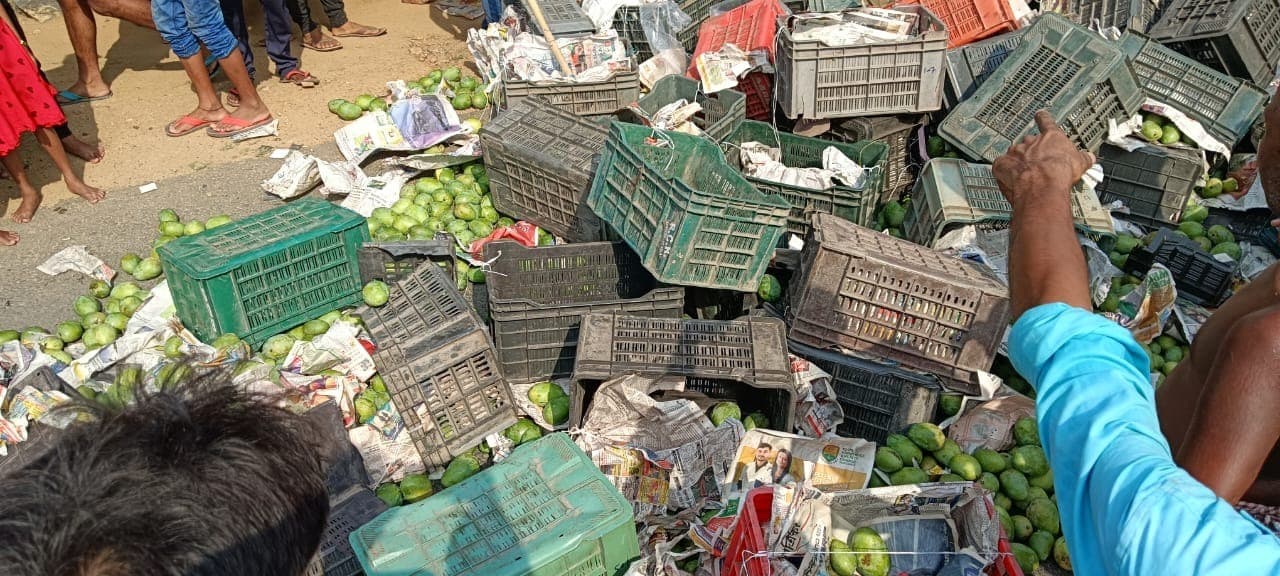 पिकअप पटलने से महिला सहित दो बच्ची घायल