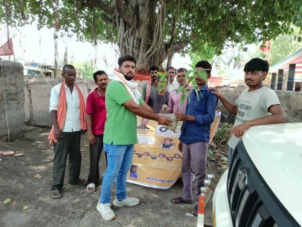 जामताड़ा आर्ट ऑफ गिविंग के सदस्यों ने किया पौधरोपण