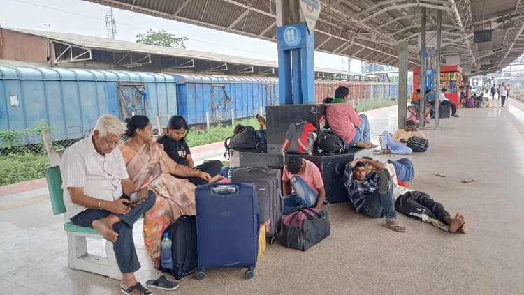 रेल दुर्घटना के बाद कई ट्रेनों को ठाकुरगंज-सिलीगुड़ी रेलखंड पर डायवर्ट किये जाने से लेट से चली कई ट्रेन