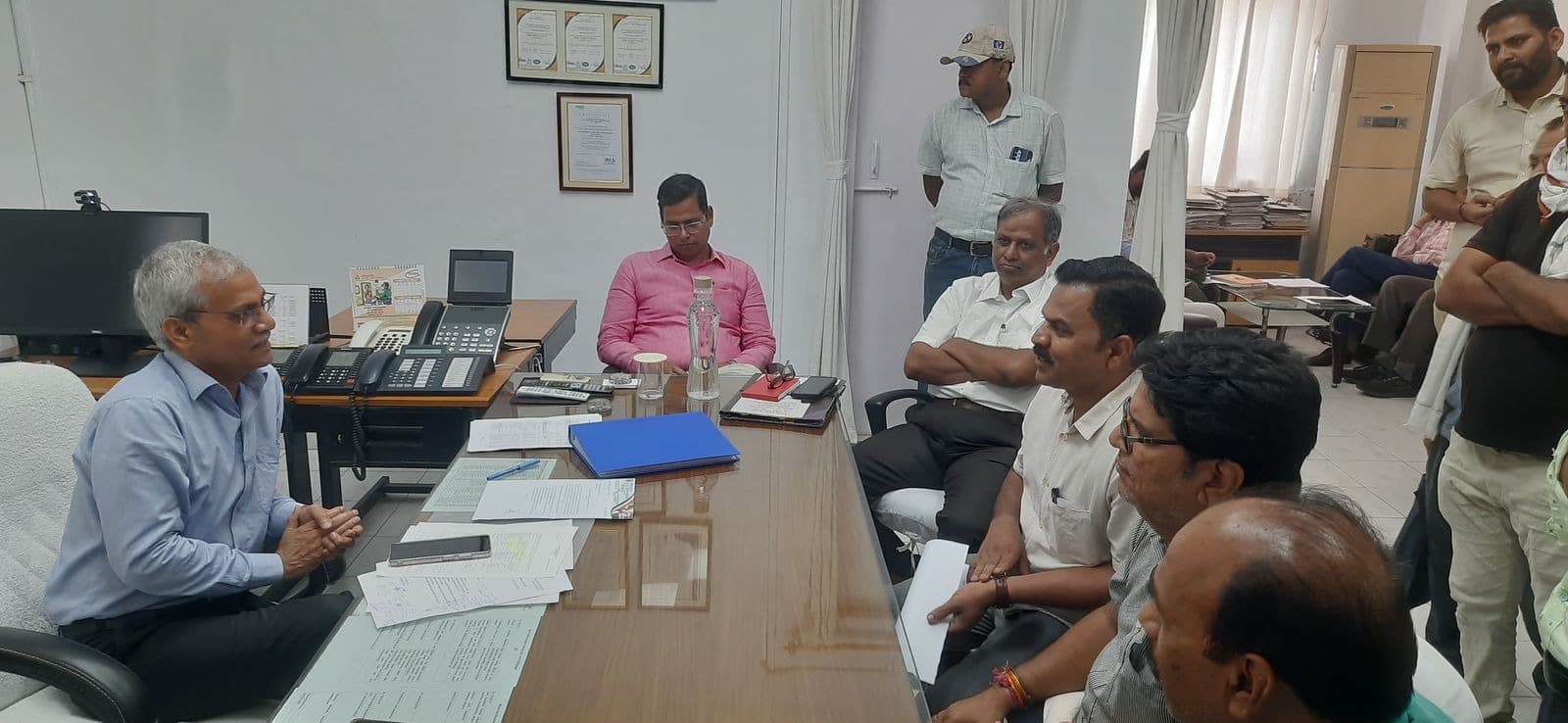 चिरेका के आवासों में बिजली नहीं रहने को लेकर दिया धरना