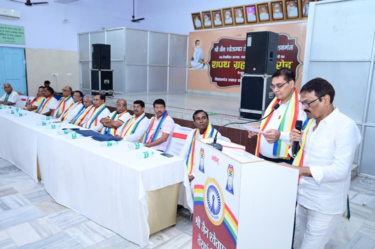 तेरापंथ सभा के नव निर्वाचित अध्यक्ष विजयकरण दफ्तरी व नवगठित टीम को दिलायी गयी शपथ