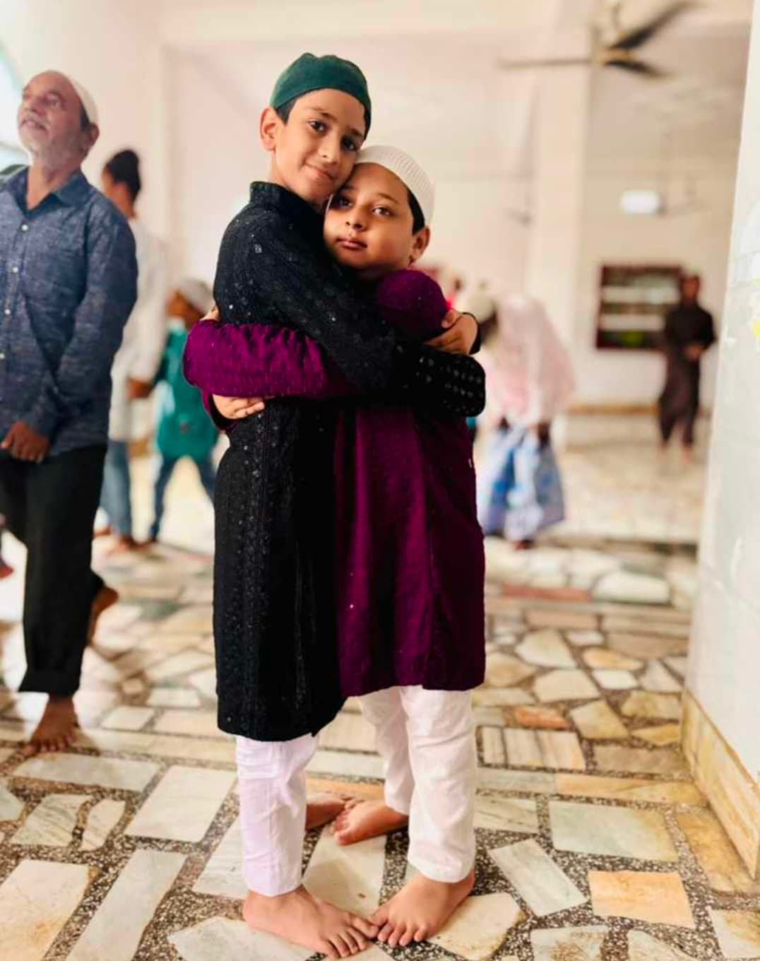 बकरीद पर अदा की गयी नमाज, गले मिलकर दी बधाई