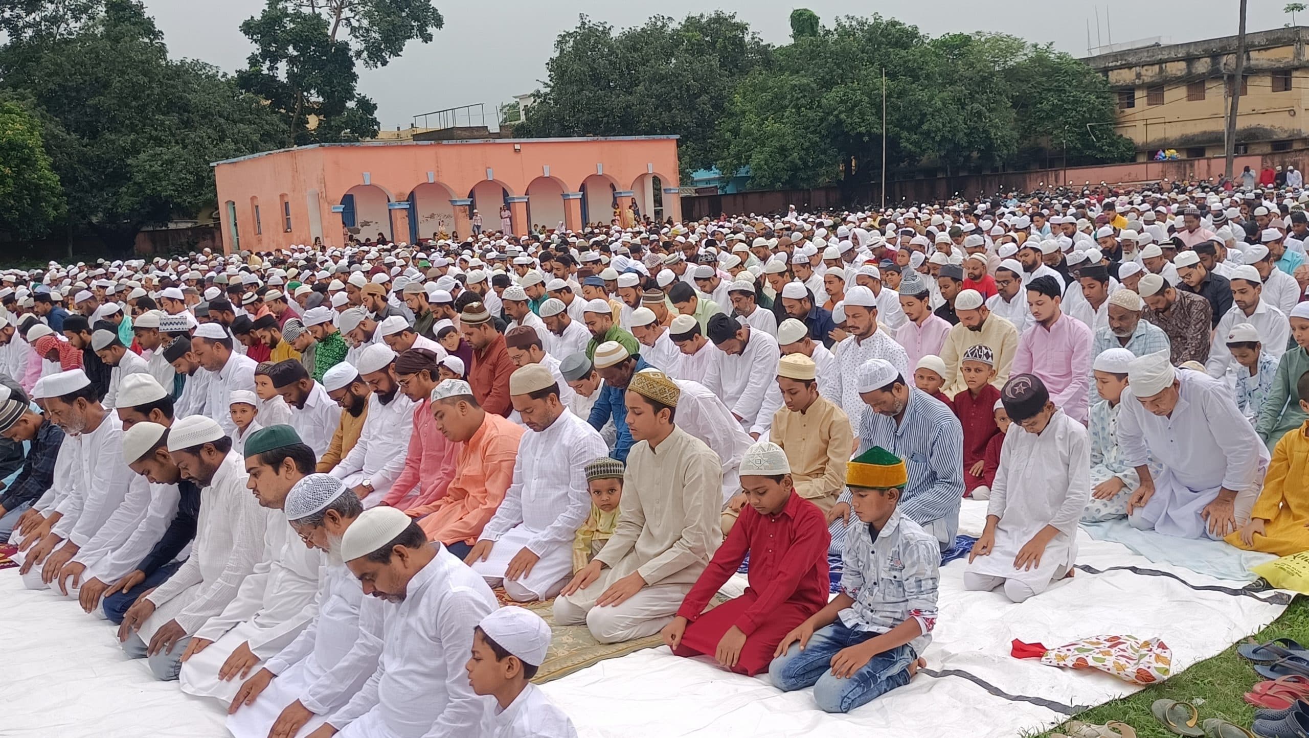 ईद उल अजहा पर अल्लाह की इबादत में उठे हाथ, अकीदत के साथ अदा हुई नमाज, मांगी अमन, चैन की  दुआ