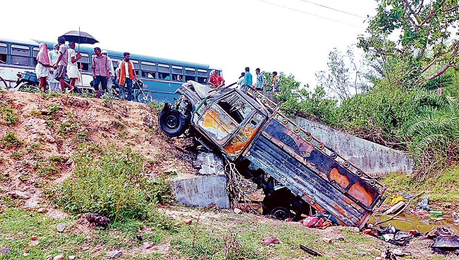 मजदूरों से भरा पिकअप वैन उलटने से दो की मौत, 15 घायल