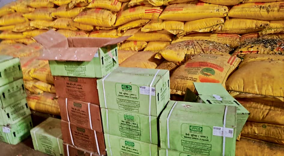 रघुनाथपुर में किसानों के बीच बांटा गया एक्सपायर इफको नैनो यूरिया