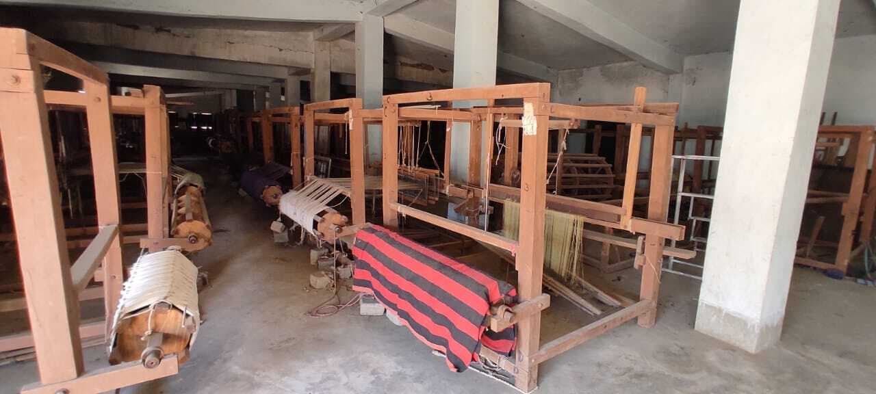 महुआडाबर व मनियारडीह में बने बुनकर शेड 11 साल से पड़े है बेकार