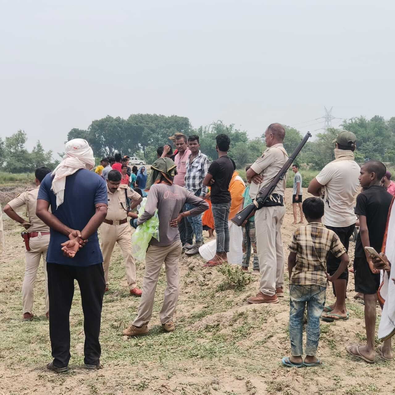 अज्ञात महिला की हत्या कर लाश मखाना के खेत में फेंका