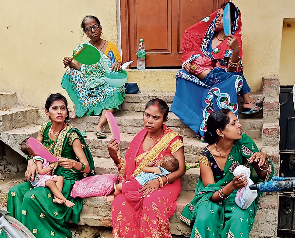 घरों से निकलना मुश्किल, मौसम की मार जारी