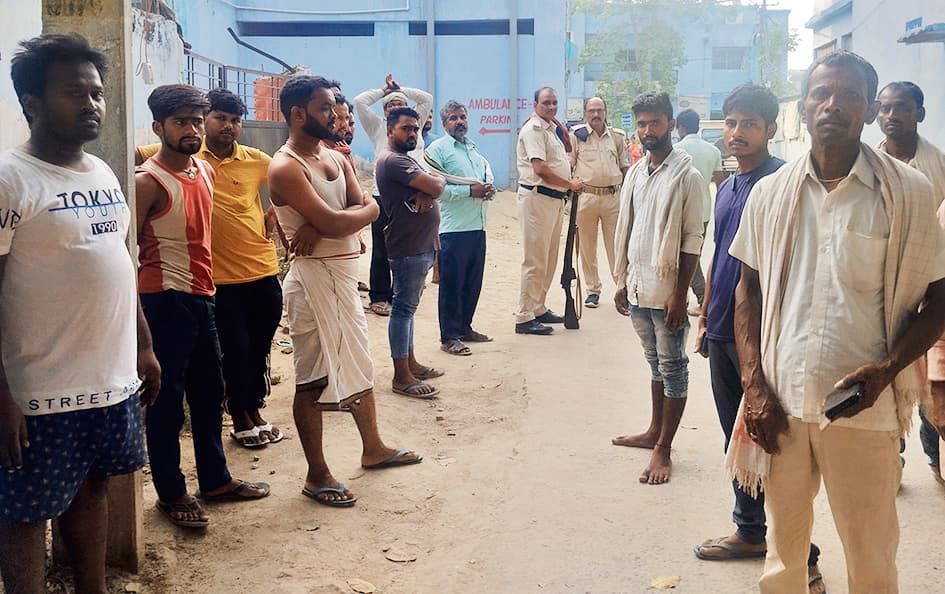 कमरे में मिला युवक का शव, पिता ने बहू पर लगाया हत्या का आरोप