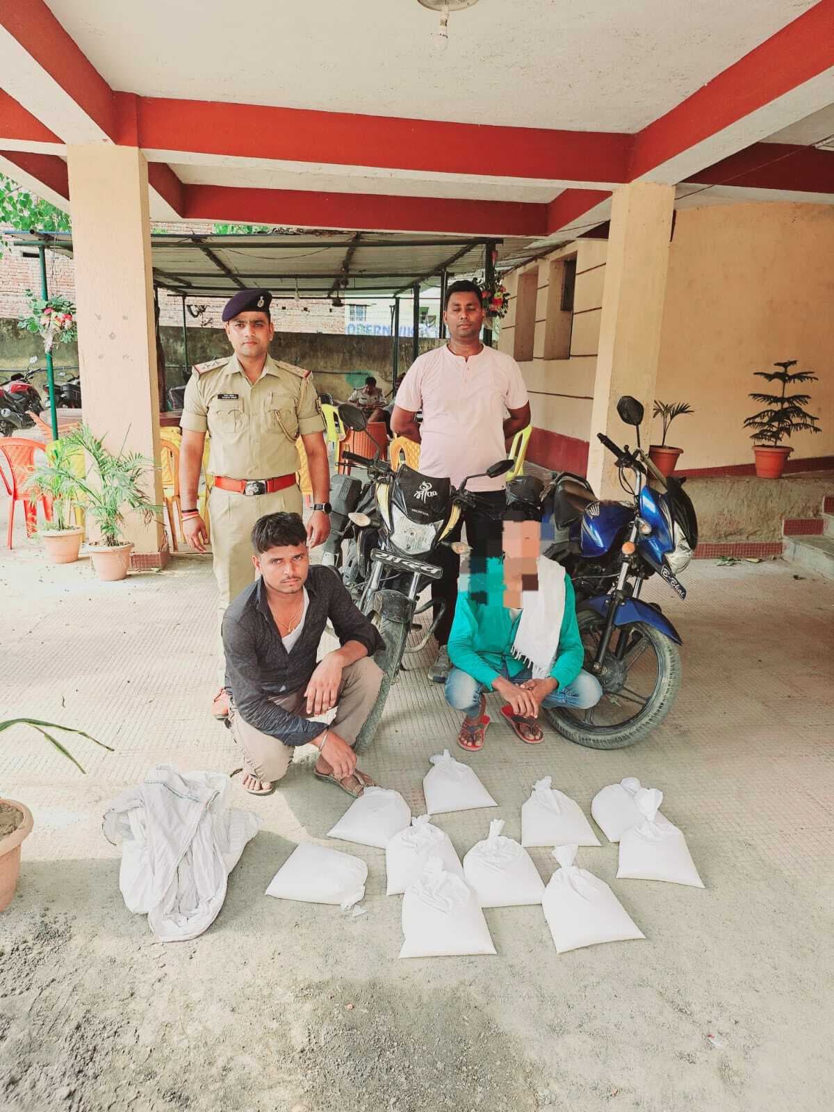 दो बाइकों की डिक्की से 30 लीटर शराब जब्त, दो धराये