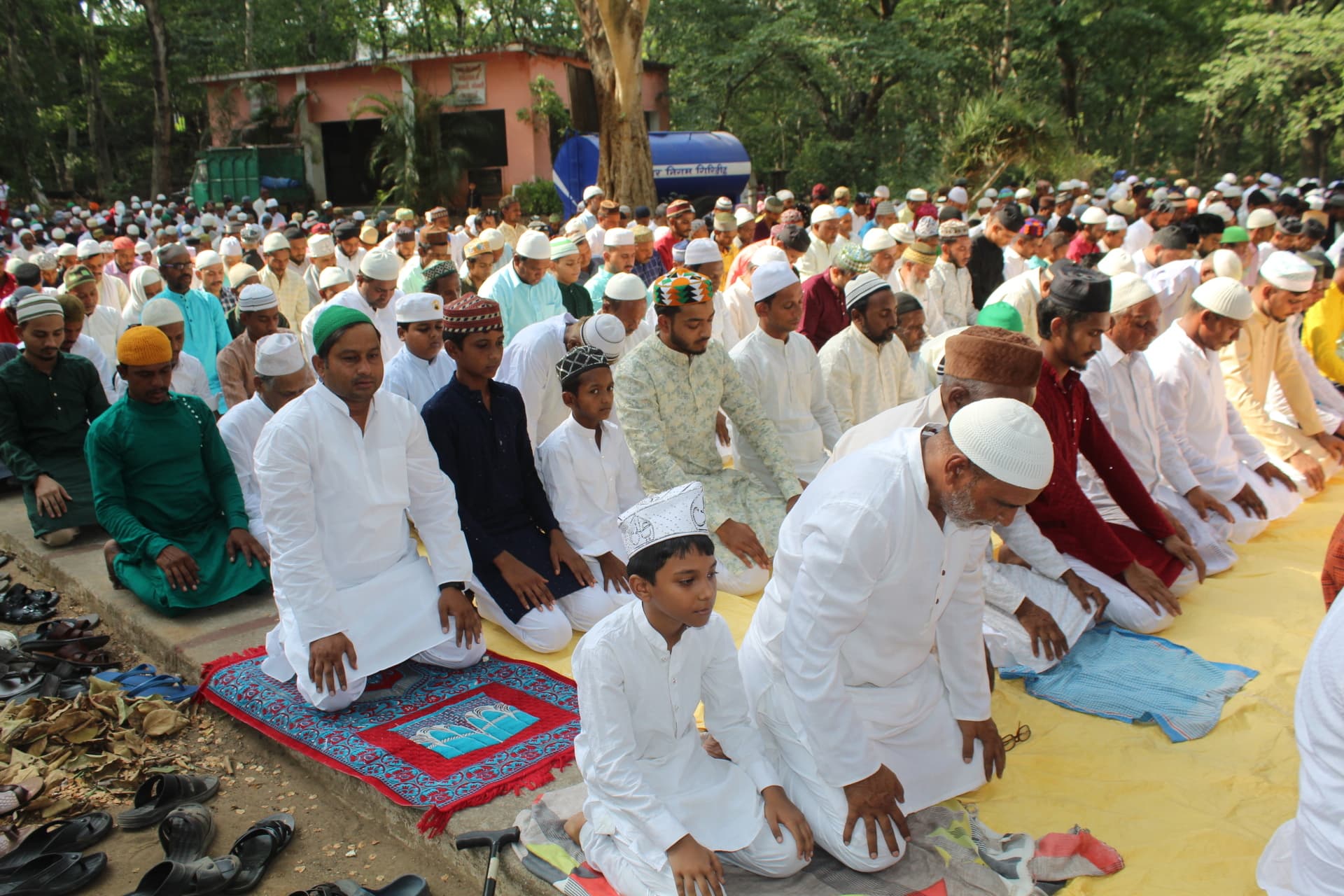 जिले भर में अकीदत के साथ मनी बकरीद, गले मिल एक दूसरे को दी बधाई