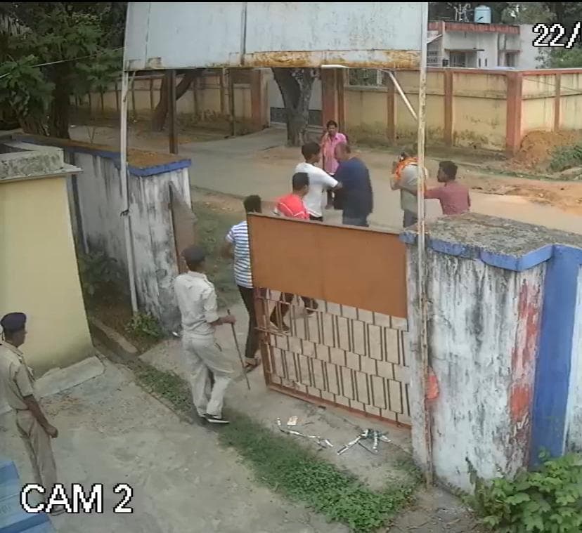 सुरक्षा कर्मी के सामने अपराधियों ने कोल ट्रांसपोर्टिंग के कर्मी से मारपीट कर छीना टेंडर पेपर