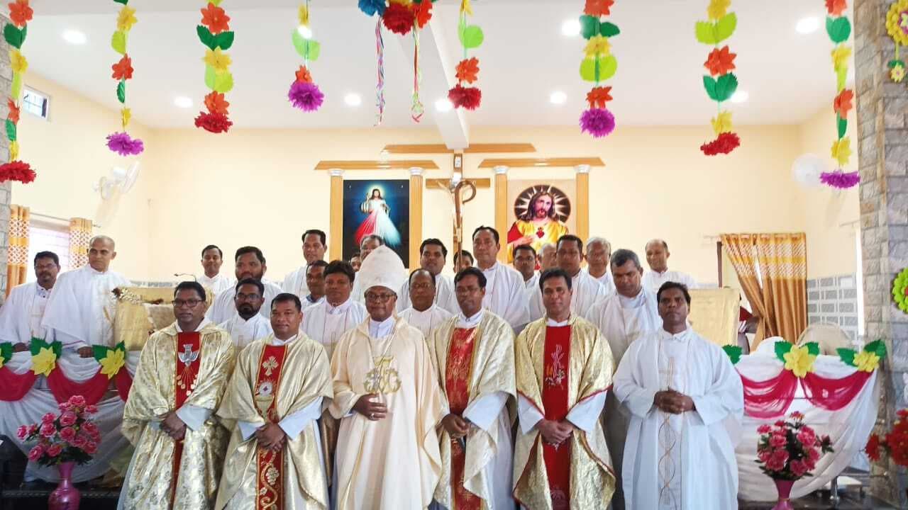 आर्चबिशप ने नये गिरजाघर का अभिषेक किया