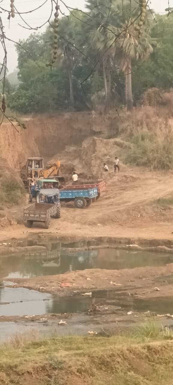 पुनपुन नदी में धड़ल्ले से हो रहे अवैध खनन से सुरक्षा बांध को खतरा