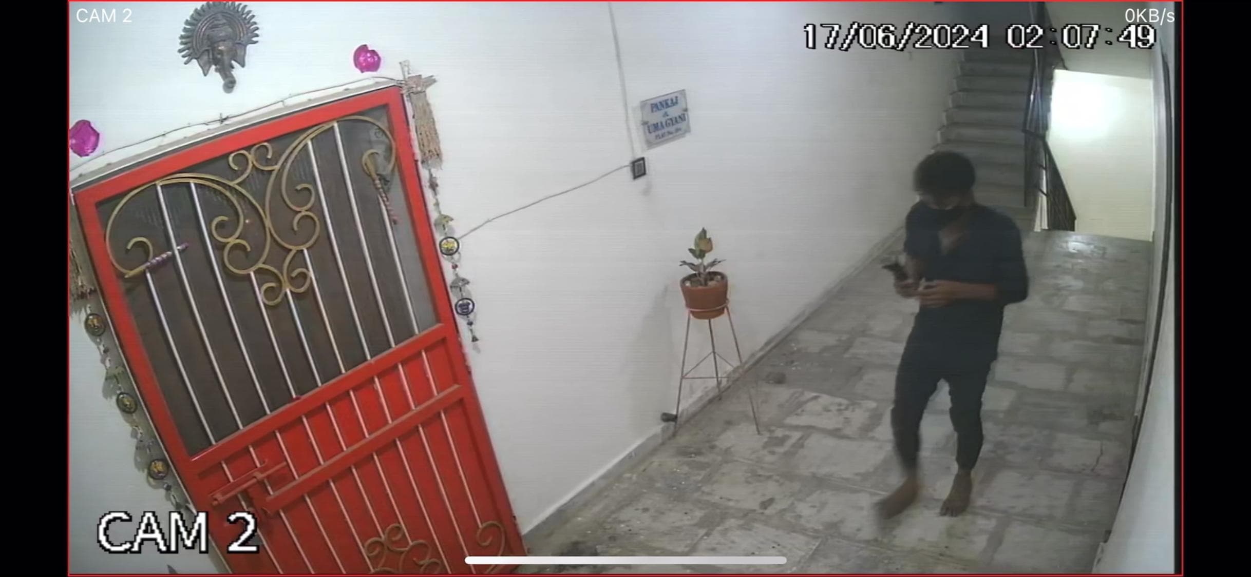 अपार्टमेंट के बंद फ्लैट का ताला तोड़ लाखों की संपत्ति की चोरी