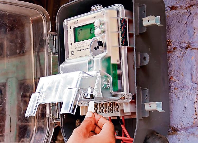 ट्रांसफॉर्मर जलने और शॉर्ट सर्किट से खराब हो रहे मीटर