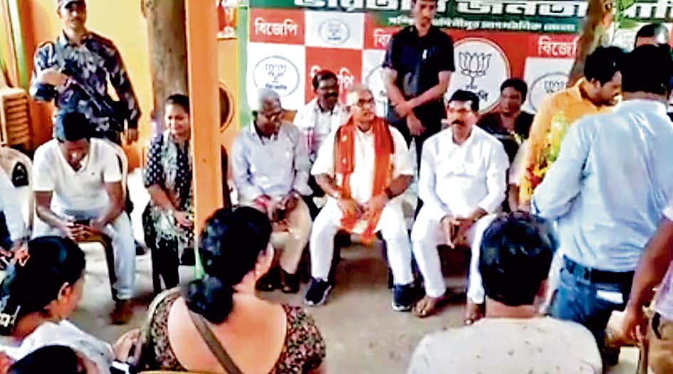भाजपा कार्यालय में शरण लिये 47 कार्यकर्ताओं से मिले दिलीप घोष