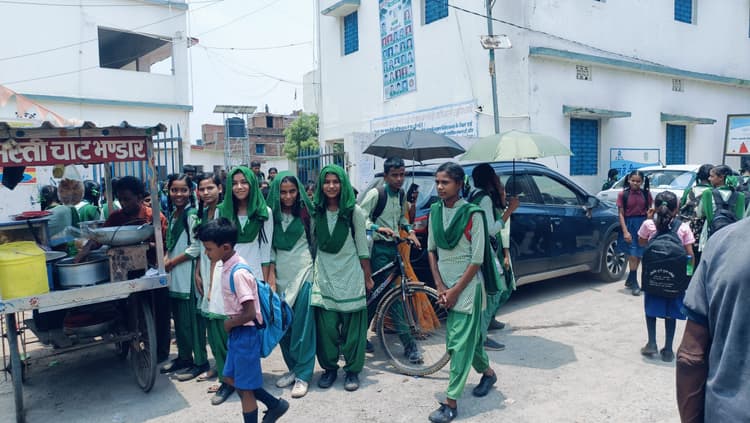 स्कूल खुले, दोपहर में घर लौटते समय बच्चे हो रहे पसीने-पसीने