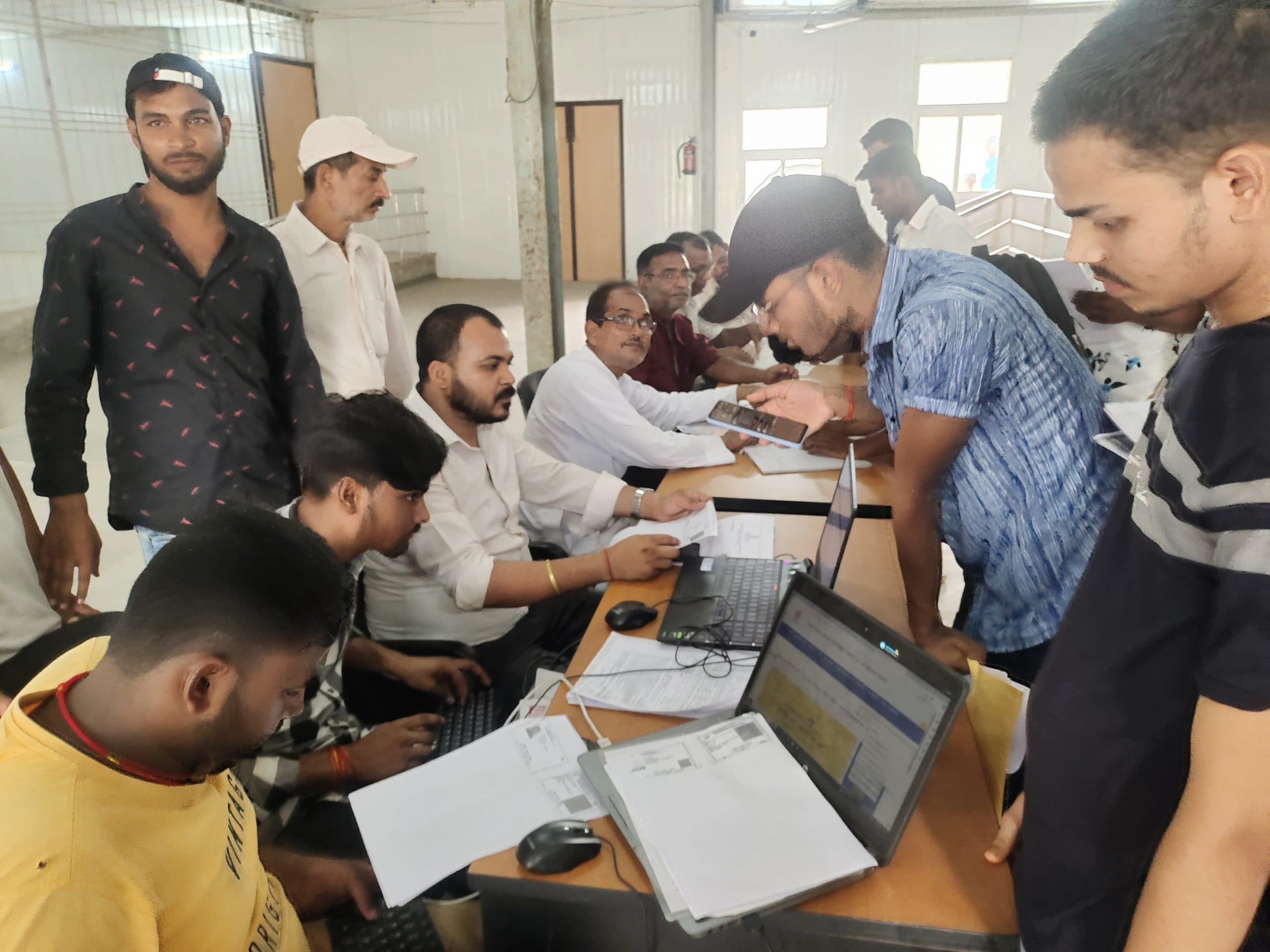 इंटर में सफल छात्र-छात्राओं के बीच प्रमाण पत्र वितरण