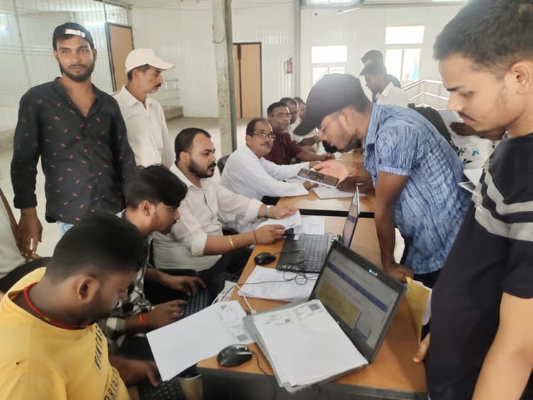 इंटर में सफल छात्र-छात्राओं के बीच प्रमाण पत्र वितरण