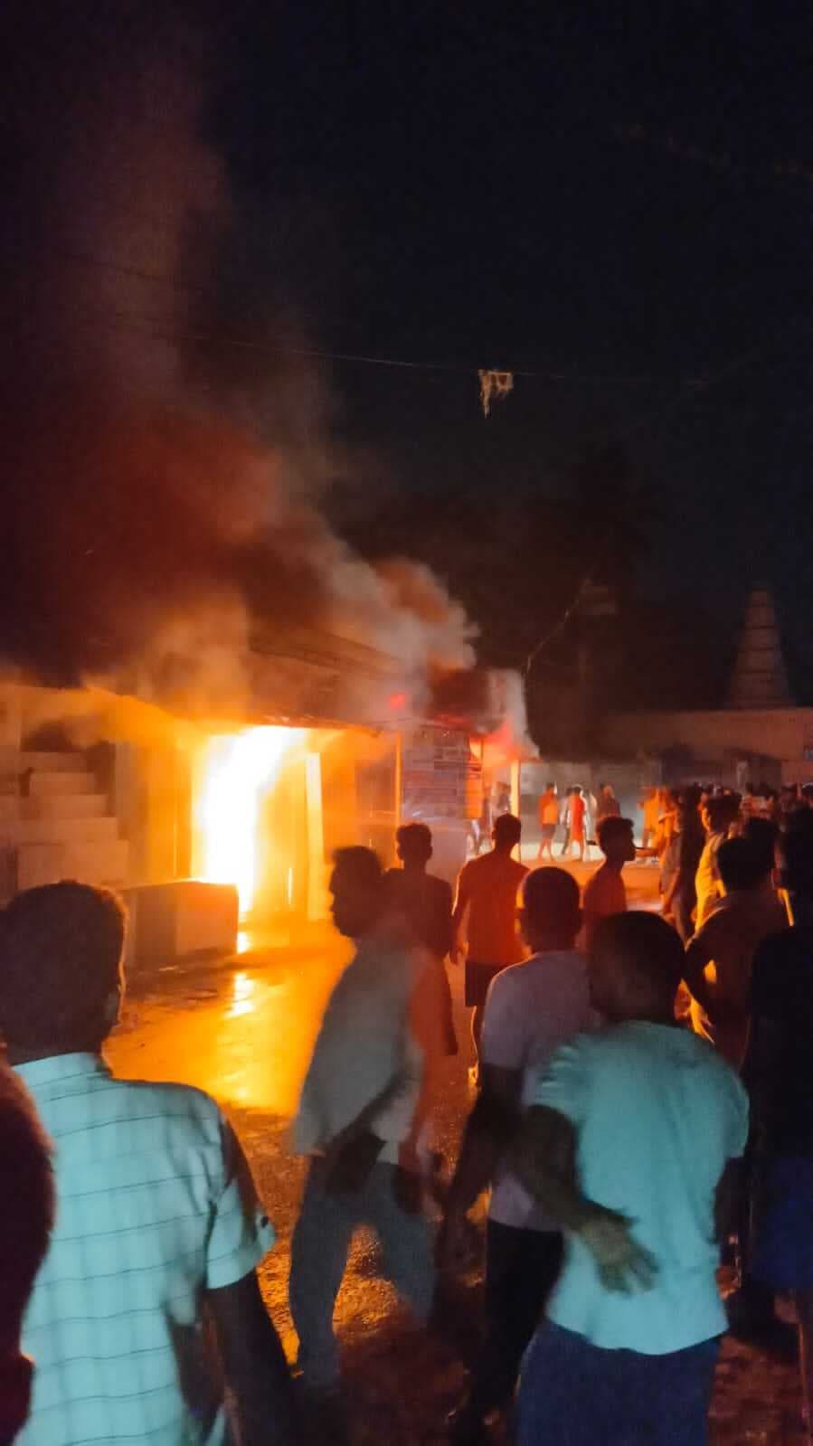 तीन दुकानों में लगी आग, दस लाख की संपत्ति की क्षति