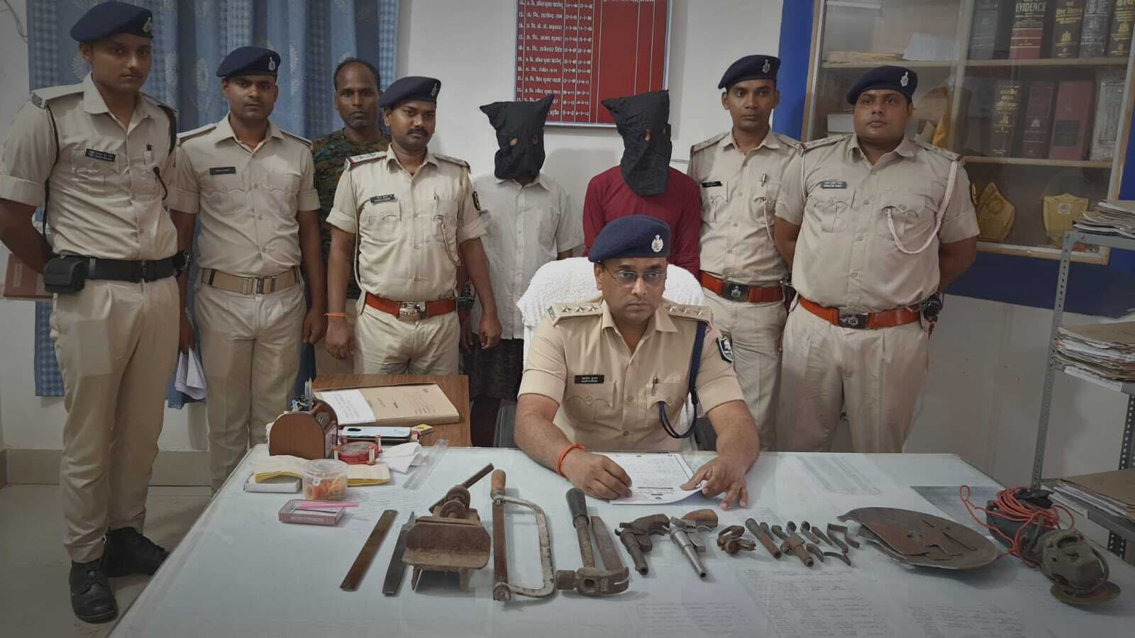 मिनी गन फैक्ट्री का उद्भेदन, दो गिरफ्तार