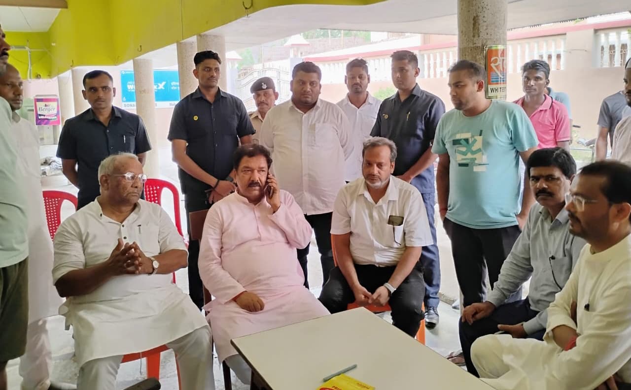 मंत्री दिलीप जायसवाल ने गोपाल यादुका के परिवार की ली सुधि