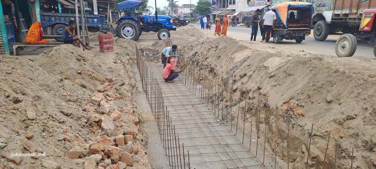 नाला निर्माण कार्य में धांधली बरते जाने का लोगों ने लगाया आरोप