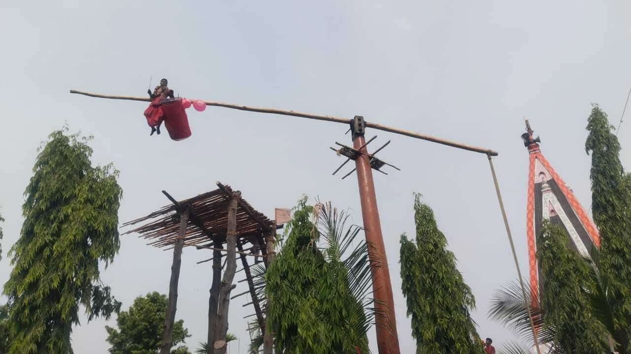 शिव भक्त पीठ में कील लगाकर 45 फीट ऊंचे लाठ में झूले