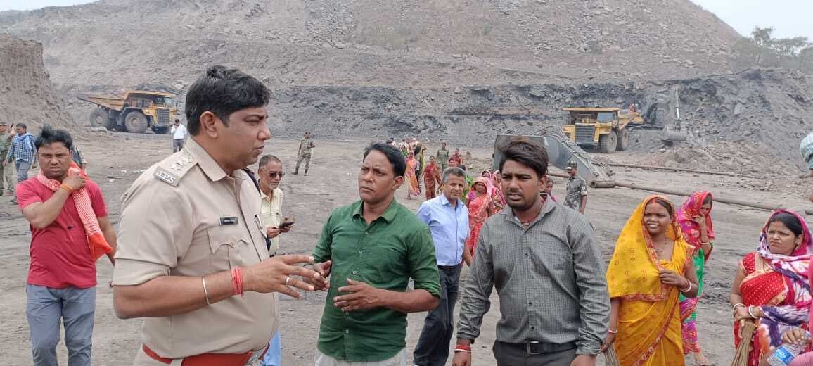 निषेधाज्ञा तोड़ साकार मास पहुंचे ढुलू महतो व जलेश्वर महतो के समर्थक, पुलिस ने रोका