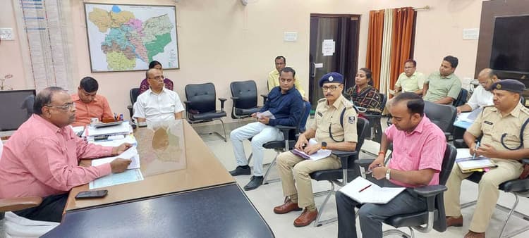 लाभुकों को राशन कार्ड से आधार सीडिंग समय से करें पूरा: डीएम