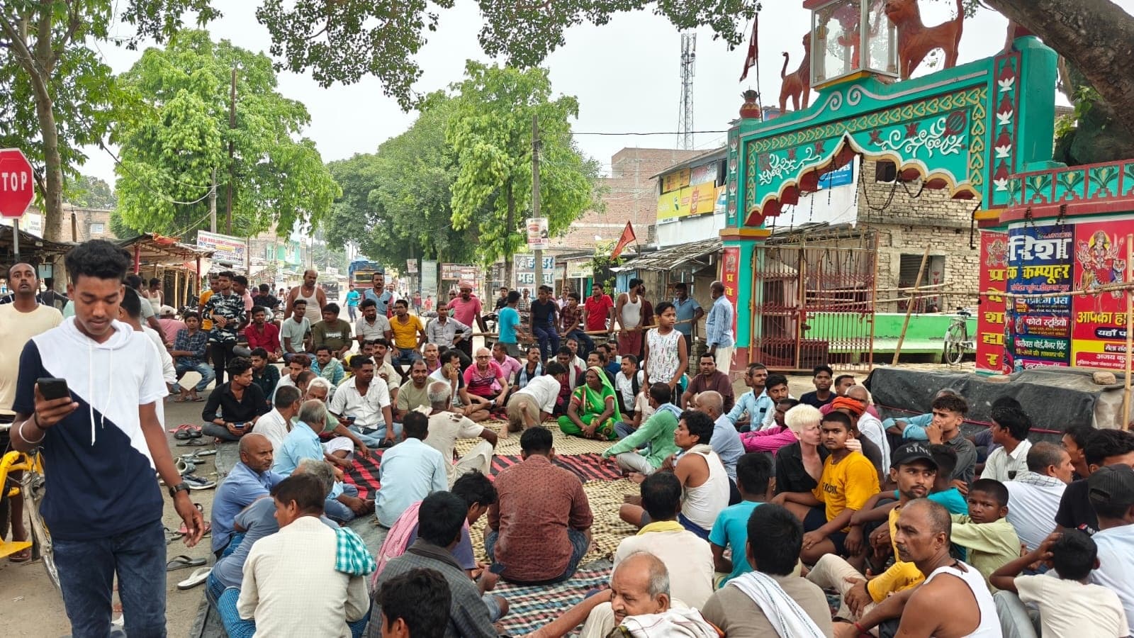 नाराज व्यवसायियों ने सड़क जाम कर जताया विरोध