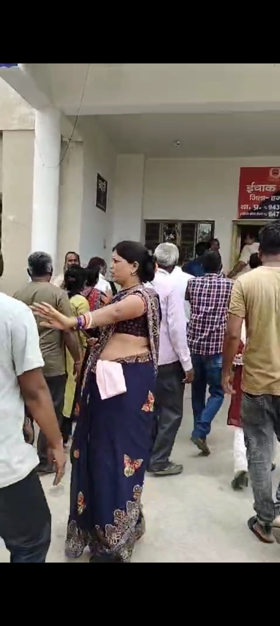 नामजद की गिरफ्तारी नहीं होने से नाराज परिजन थाना पहुंचकर जताया विरोध