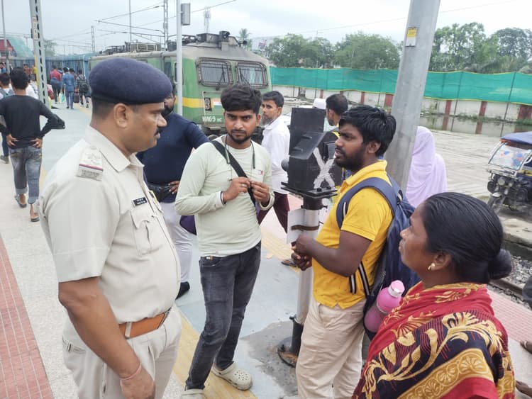 कंचनजंघा रेल दुर्घटना के बाद कई ट्रेने चल रही विलंब से, किशनगंज स्टेशन पर यात्रियों की थी भारी भीड़