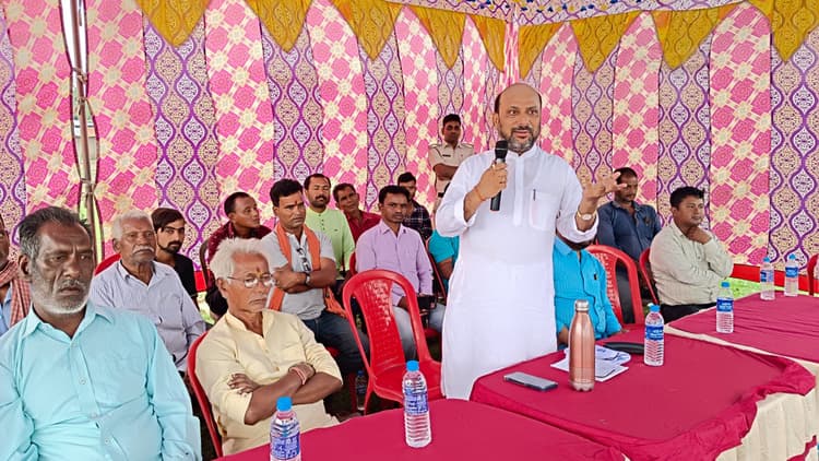 नवविवाहित की बरामदगी को के थाना के सामने धरना