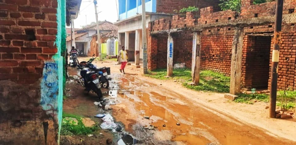 सड़कों पर बह रहा है गंदा पानी, आने-जाने में हो रही परेशानी