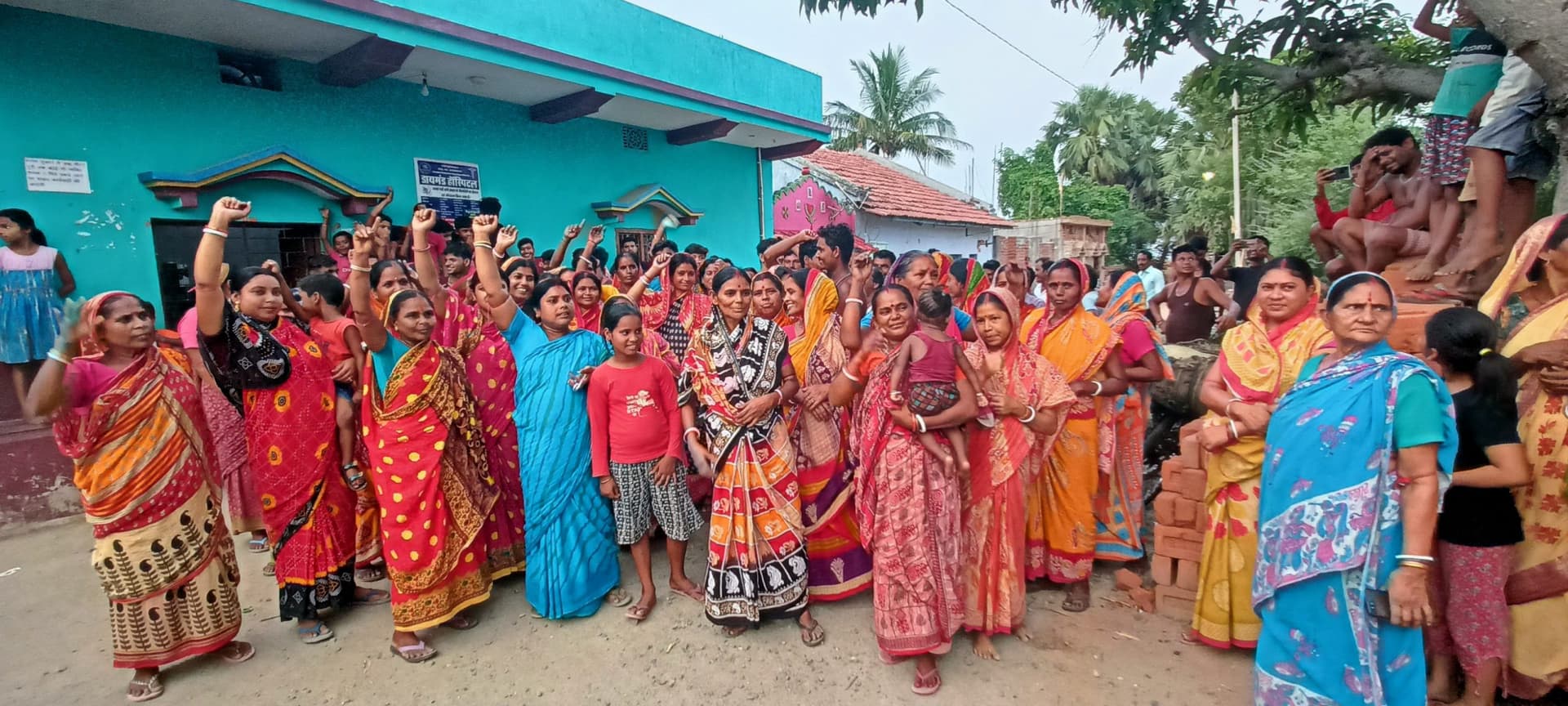 शराब की दुकान हटाने की मांग को लेकर महिलाओं ने किया प्रदर्शन, दो पक्षों के बीच मारपीट के उग्र हुए ग्रामीण