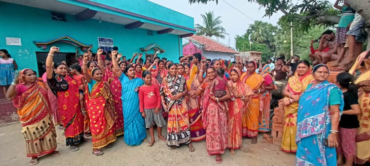 शराब की दुकान हटाने की मांग को लेकर महिलाओं ने किया प्रदर्शन, दो पक्षों के बीच मारपीट के उग्र हुए ग्रामीण