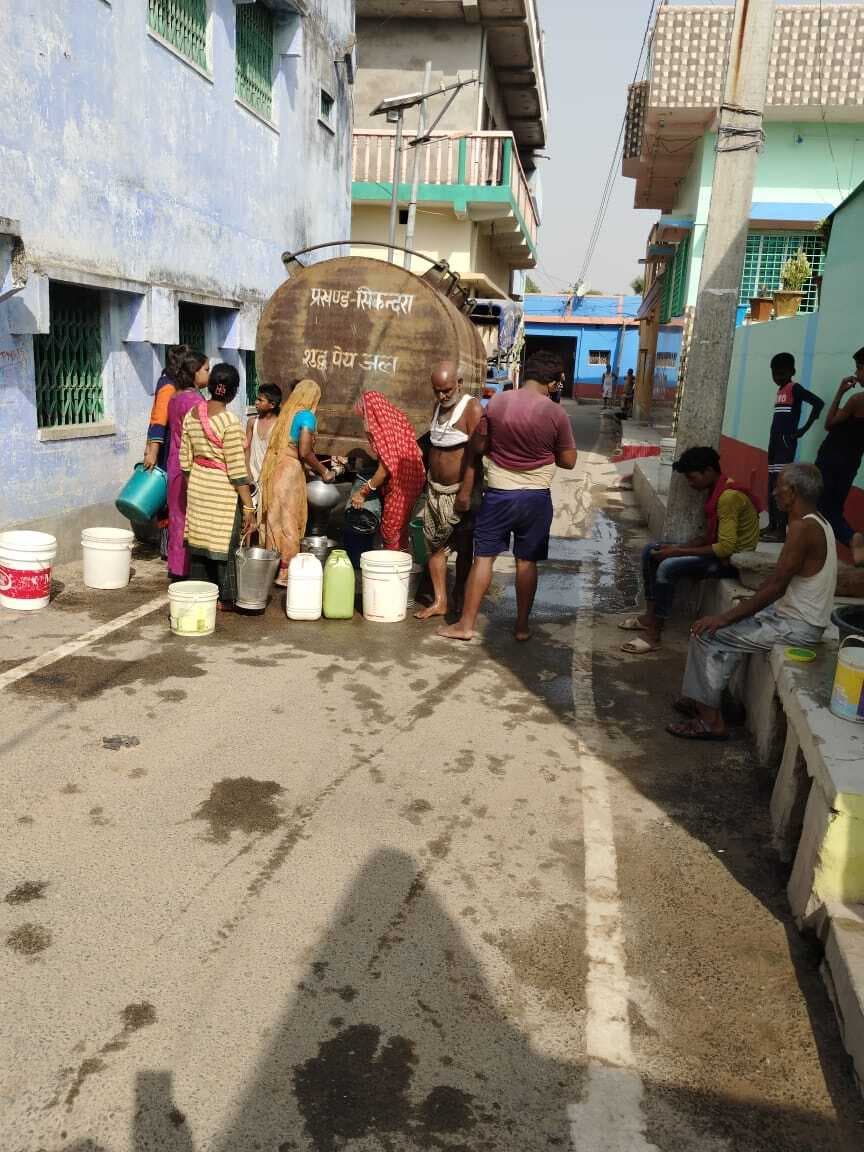 मुखिया प्रतिनिधि निजी टैंकर से भेज रहे पानी, लोगों को मिल रही राहत