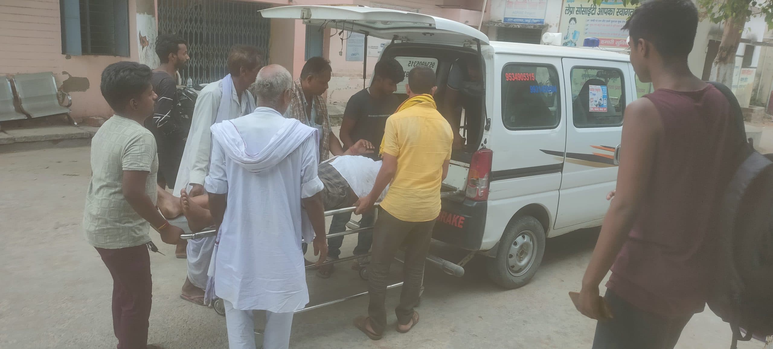 अपराधियों की गोलीबारी से पेड़ से टकरायी बोलेरो, चालक समेत चार घायल, एक पटना रेफर