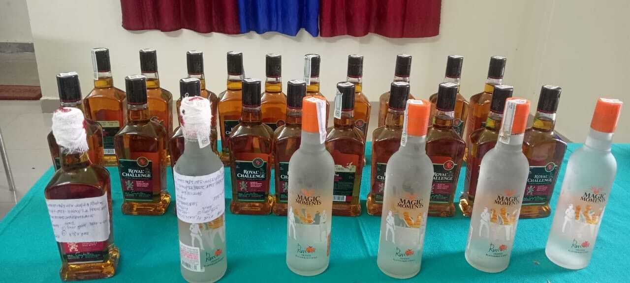 26 बोतल शराब के साथ दो तस्कर गिरफ्तार