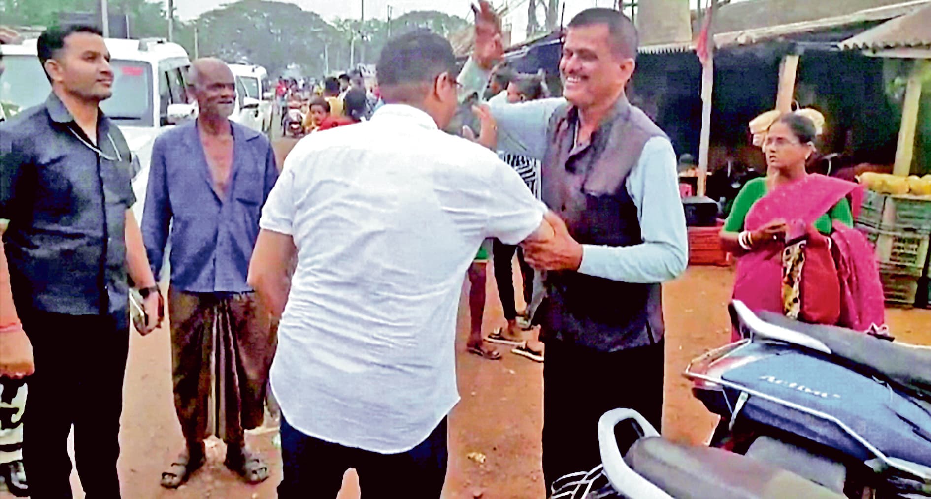 सौमित्र खां के तृणमूल नेता के पैर छूने पर अटकलें शुरू