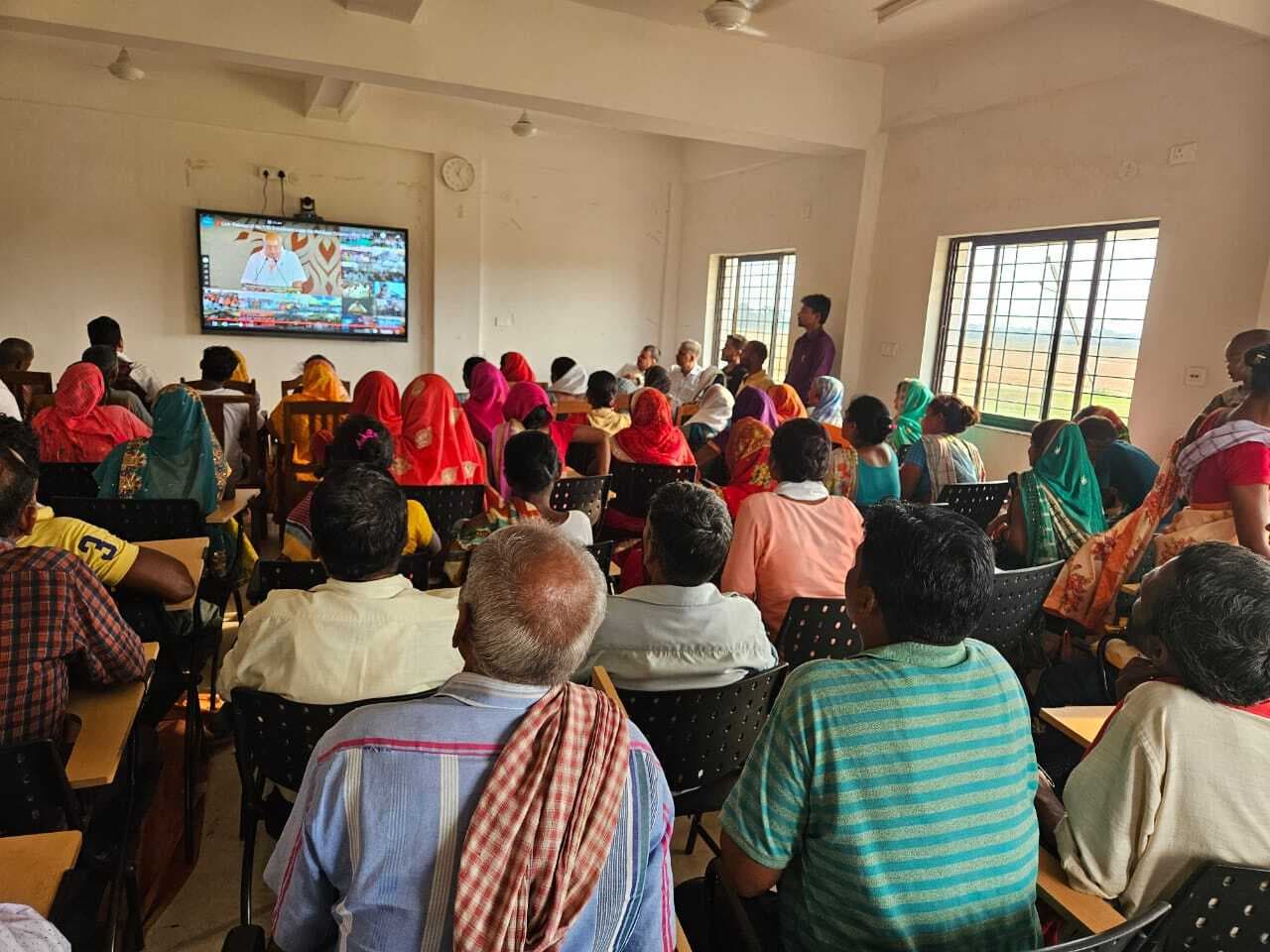 किसानों ने देखा पीएम के कार्यक्रम का सीधा प्रसारण