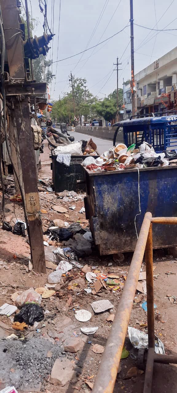 शहर की सड़कों पर कचरे का ढेर, नहीं हो रहा उठाव