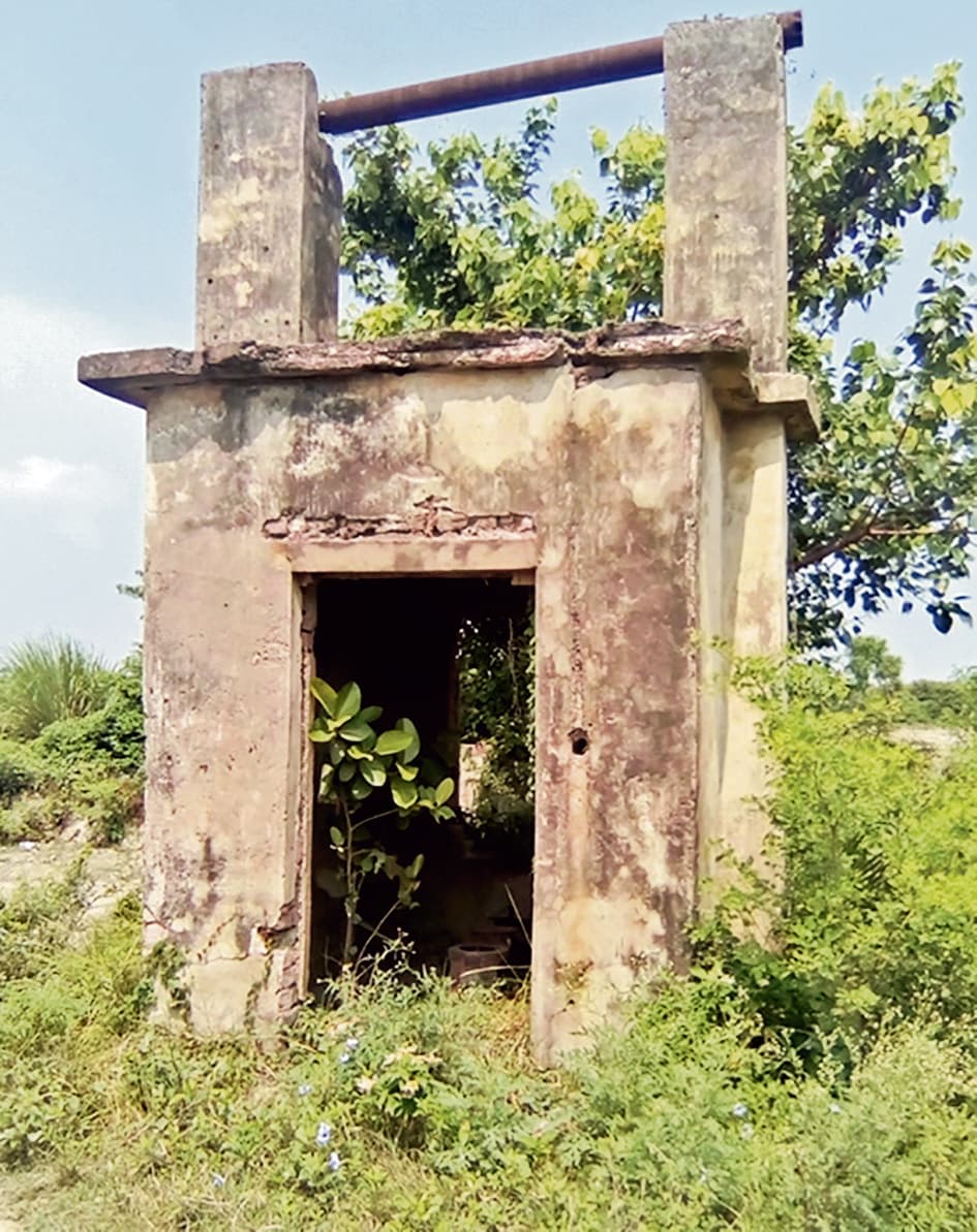 नहरों में पानी नहीं उपजे है झाड़ झंकड़, सरकारी नलकूप भी है बंद